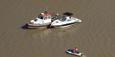  Paseaban en kayak y cayeron al río Paraná: buscan el cuerpo de un joven