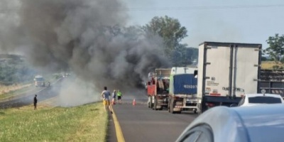 Autovía Artigas cortada entre Mocoretá y Chajarí por el incendio de un camión